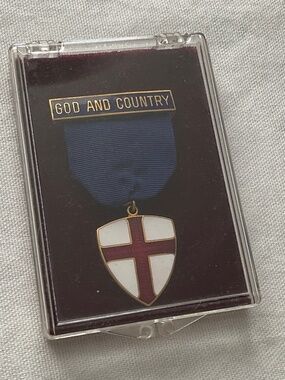 BOY SCOUT GOD & COUNTRY AWARD.  EARLY 60s.  ORIGINAL CASE, EXCELLENT CONDITION
